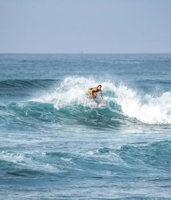 drivethru-surfcamps-sri-lanka-surfsspots-madiha-righthander-rory-1048x699