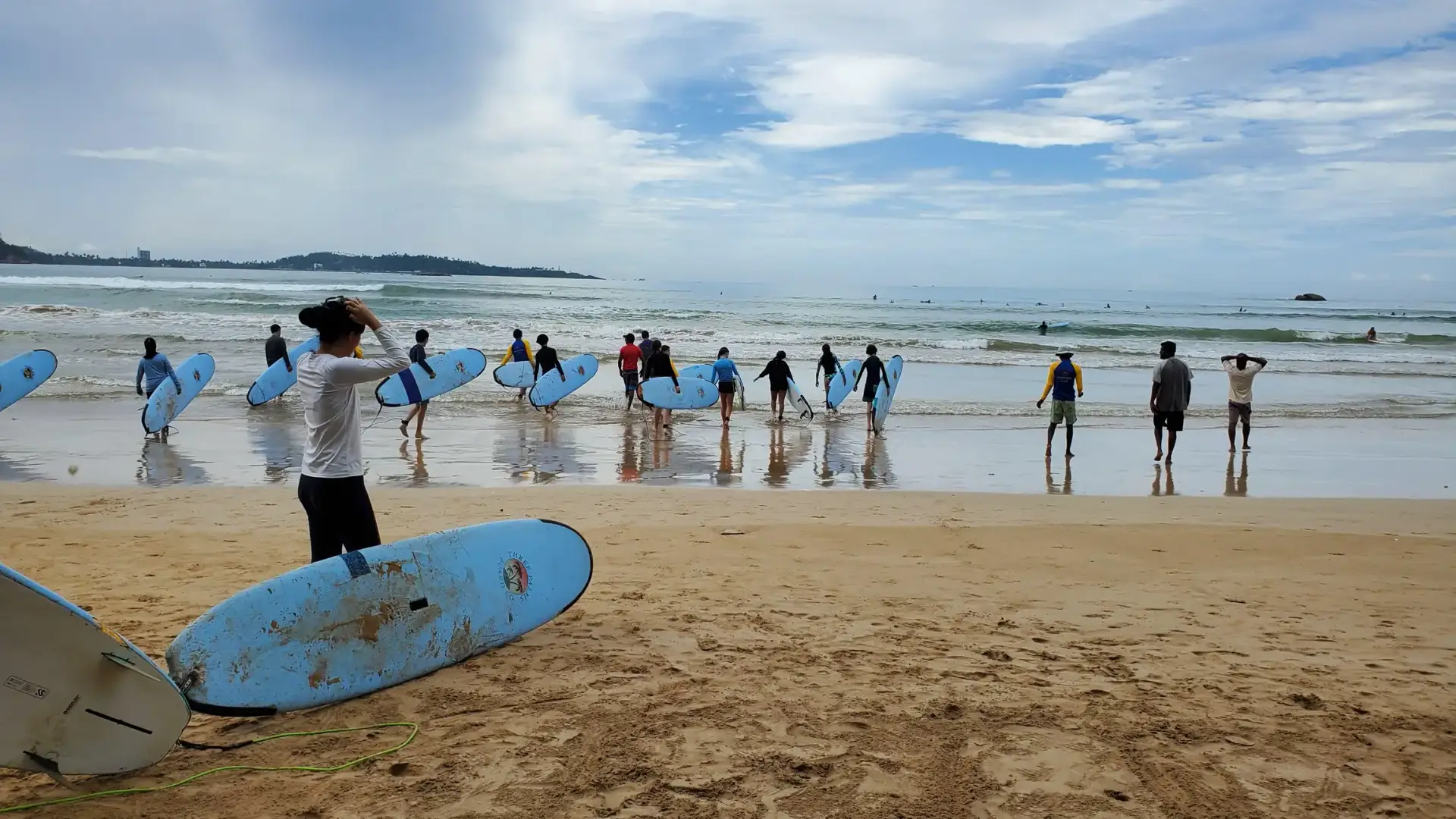 Surf and stay Weligama: Beginner Surf Lesson – Stand Up Guaranteed